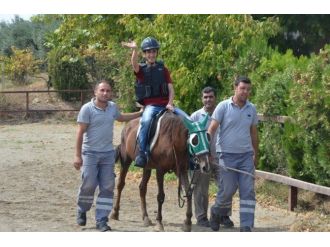 Otistik Çocuklar Atla Tedavi Oluyor