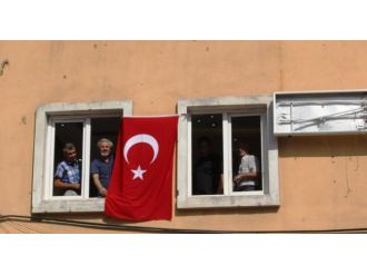 Hdp’liler Parti Binalarına Türk Bayrağı Astı