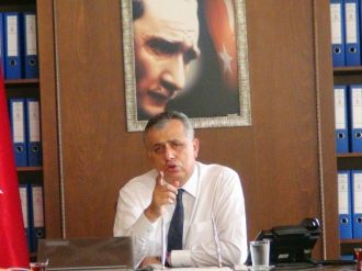 Kaymakam, Lastik Yakıp Yol Kesen Gençlere Çıldırdı