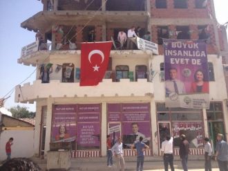 Yenişehir Belediye Başkanı Hdp Binasına Türk Bayrağı Astı