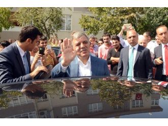Abdullah Gül Cami Çıkışı Alkışlarla Uğurlandı