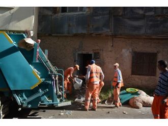 Sandıklı’da Yaşlı Kadının Evinden 5 Kamyon Çöp Çıktı