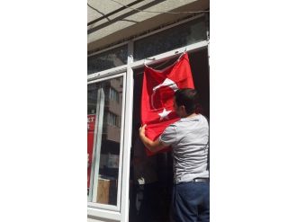 Orhangazi Belediyesi Bayrak Dağıttı
