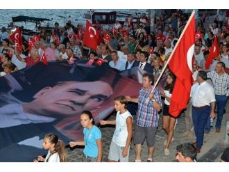 Foçalılar, Kurtuluş Günü Ve Şehitler İçin Yürüdü