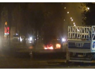 Diyarbakır’da Maskeli Grup Polise Patlaycılarla Saldırdı