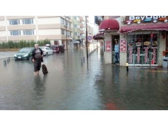 Çanakkale’de Altyapı Rezaleti, Sokakları Göle Çevirdi, Denizle Karayolu Birleşti