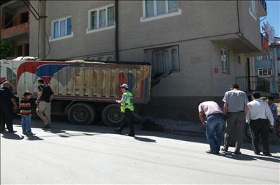 Kamyon, eve girdi! 