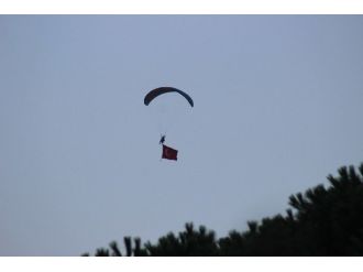 Terörü Kınamak İçin Havada Türk Bayrağı Açtı