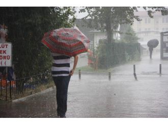 Bursa’da Fırtına Ve Yağmur Hayatı Felç Etti