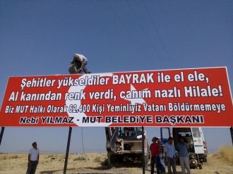 Mut’un Giriş Ve Çıkışına Vatanı Böldürmemeye Yeminliyiz Yazılı Levha Asıldı