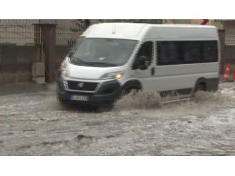 Sağanak Yağış Yolları Göle Çevirdi