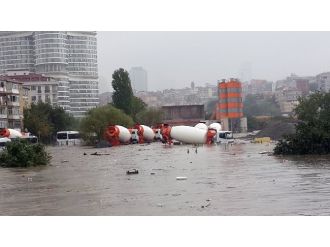 Kurbağalıdere Taştı, Kamyonlar Su Altında Kaldı