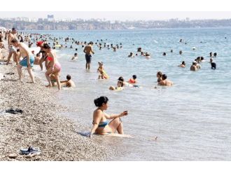 Antalya’da Sıcaktan Bunalanlar Sahile Akın Etii