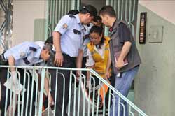 Annesinin boğazını kesti 