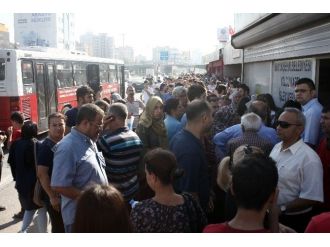 Yüzlerce Kişilik Kentkart Kuyruğu