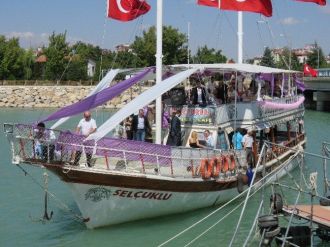 Göl Üzerinde Dünya Evine Girdiler