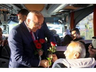 Kayseri’de Doğuya Giden Yolculara Gül Ve Lokum İkram Edildi