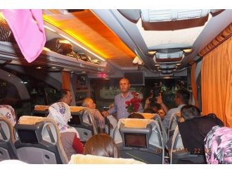 Kırşehir’de Doğuya Giden Otobüs Yolcularına Çikolata İkram Edilip Çiçek Verildi