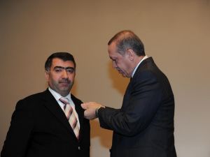 Başbakan Erdoğan, Başkan Atana Rozetini Taktı