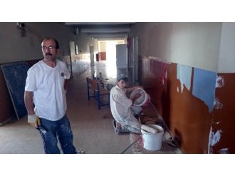 Veliler Çocuklarının Okulunu İmece Usulüyle Yeniledi