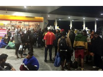 Kamplarda Mahsur Kalan Sığınmacılar Yağmur Çamur Demeden Yürüdü