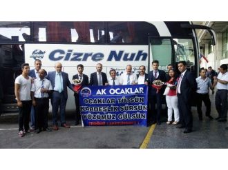 Ak Ocakları Güneydoğu Ve Doğu Anadolu’dan Gelen Vatandaşları Karanfille Karşıladı