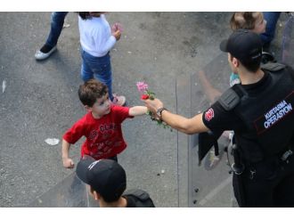 Suriyeli Çocuklar Polislere Çiçek Verdi