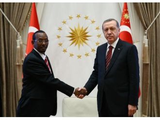 Büyükelçileri Kabul Etti