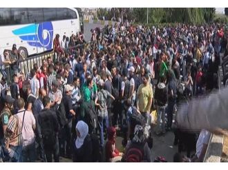 Otogarda Mültecilerin Bekleyişi Sürüyor