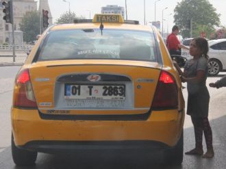 Suriyeli Çocuklar Yalın Ayak Dileniyor