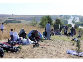 Suriyeli Sığınmacıların Edirne Otobanında Bekleyişleri Sürüyor