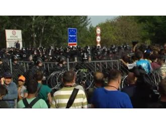 Macar Polisi Sığınmacılara Su Ve Gaz Sıktı
