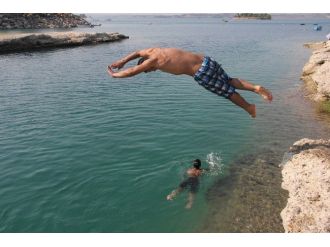 Çocuklar Süs Havuzunda Serinliyor