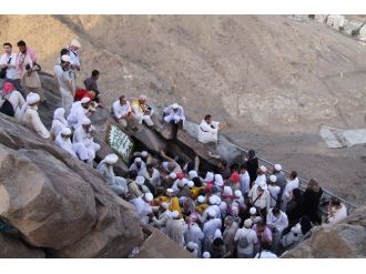 Hira Mağarası Hacıları Duygulandırıyor