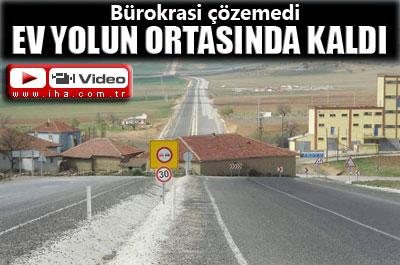 Ev, yolun ortasında kaldı! 