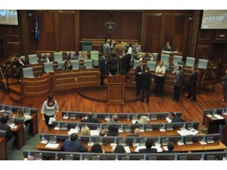Kosova’da Muhalefet Meclis Kürsüsüne Yürüdü