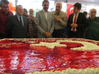 2 Metrelik Ay-yıldızlı Yaş Pasta Büyük İlgi Gördü