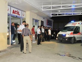 Otomobil kaldırıma daldı: 3 ölü, 4 yaralı