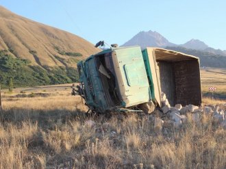 Taş yüklü kamyon devrildi: 1 ölü