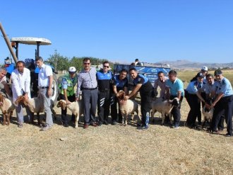 Polisler terör ve belalardan korunmak için kurban kesti