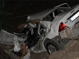 Kamyonet ile otomobil çarpıştı, 1 ölü, 4 yaralı