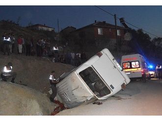İşçileri taşıyan minibüs takla attı: 3 ölü, 17 yaralı