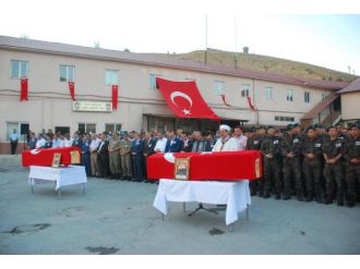 Şehit polisler için tören