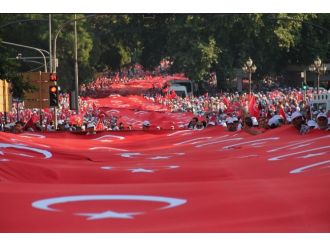 2 km’lik bayrakla ’’Teröre hayır, kardeşliğe evet’’