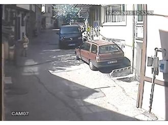 15 bin lirayı dolandırıcılara kaptırma anı kamerada