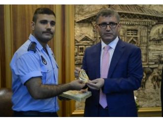 Kahraman zabıta memuru bir kese altınla ödüllendirildi
