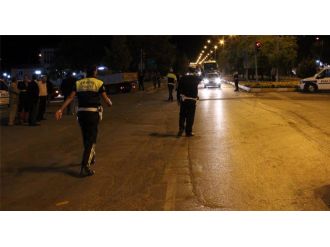 Freni boşalan kamyon kırmızı ışıktaki 5 aracı biçti!