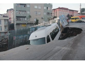 Yer yarıldı içine girdi