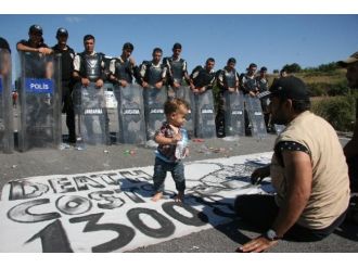 Uluslararası yolu trafiğe kapattılar