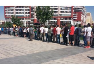 Milli maç bileti kuyruğu